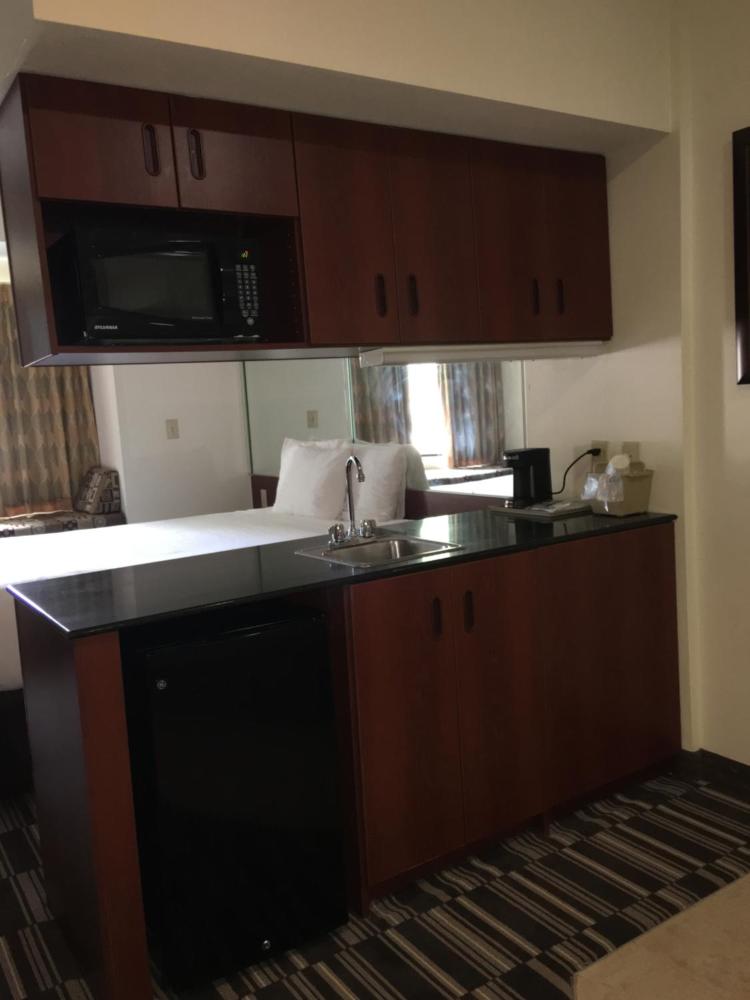 Deluxe Queen Suite - Non-Smoking interior